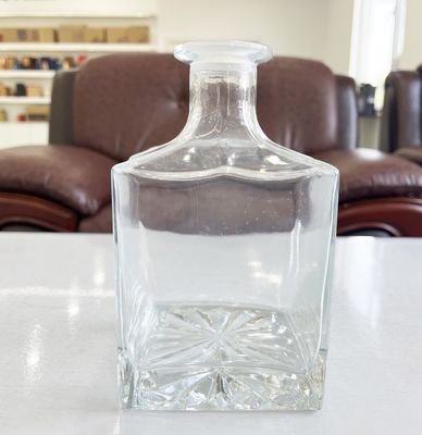 Spray Cap 26oz Crystal Glass Whisky Decanter and Rock Glasses for Bourbon in Gift Box