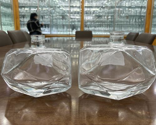 Luxury High End Custom Polygonal Glass Bottle for VODKA Clear and Distinctive
